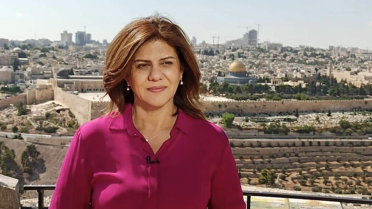 „Byla ozbrojena kamerou.“ Novinářku možná nezabili Palestinci, couvá Izrael
